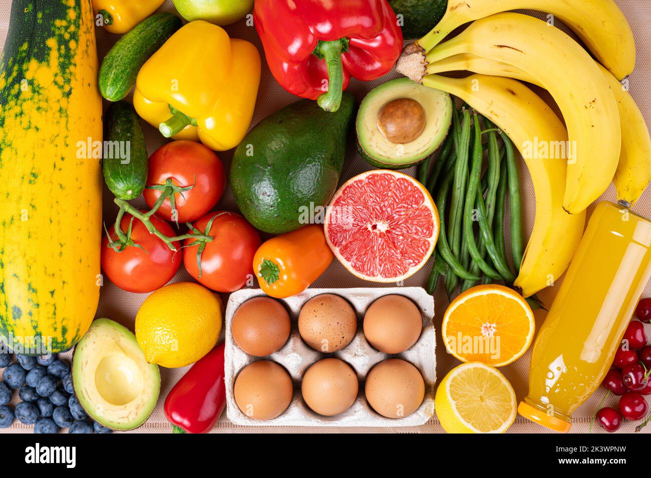 Sfondo di cibo sano. Verdure alimentari sane, frutta su bianco. Shopping supermercato di cibo vegetariano, mangiare pulito, concetto di consegna di cibo Foto Stock