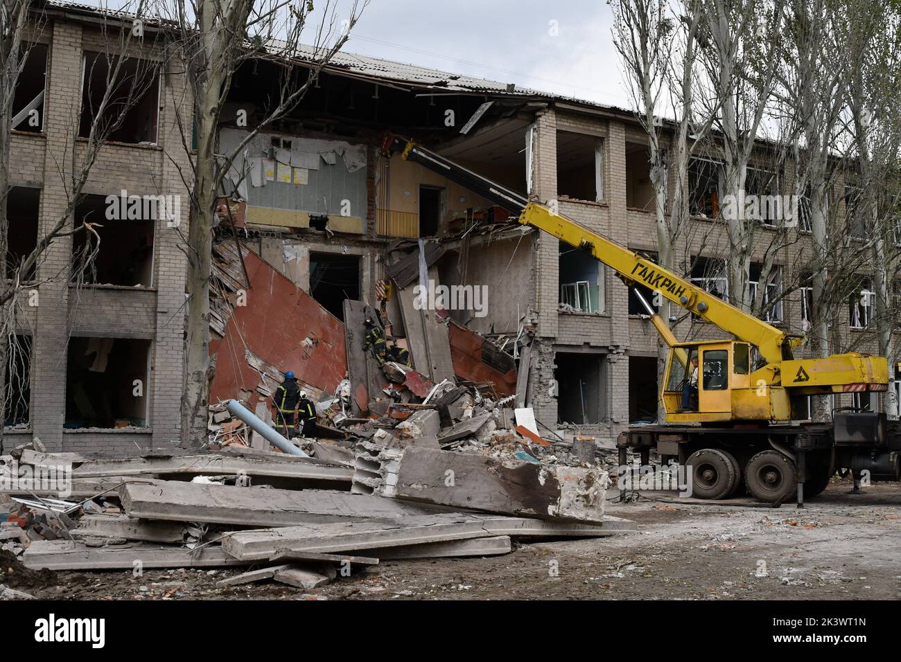 Mykolaivka, Donetsk, Ucraina. 28th Set, 2022. I soccorritori lavorano in un sito di una scuola superiore che è stato gravemente danneggiato dalla conchiglie russa a Mykolaivka. Dmitry Peskov, segretario stampa del presidente russo, ha dichiarato che la Russia continuerà la guerra anche dopo che saranno stati condotti referendum sham, e che avrà lo scopo di occupare l'intero territorio di Donetsk Oblast. (Credit Image: © Andriy Andriyenko/SOPA Images via ZUMA Press Wire) Credit: ZUMA Press, Inc./Alamy Live News Foto Stock