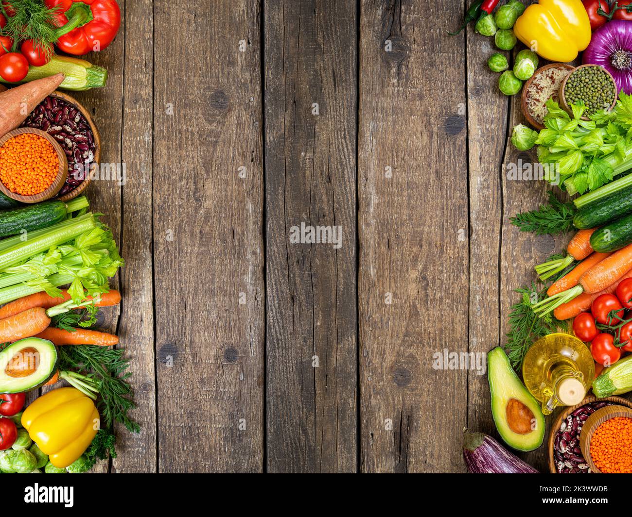 Sfondo cibo sano. Verdure fresche, frutta, fagioli e lenticchie su tavola di legno. Cibo vegetariano. Cibo sano, dieta, vegano e alimentazione sana Foto Stock