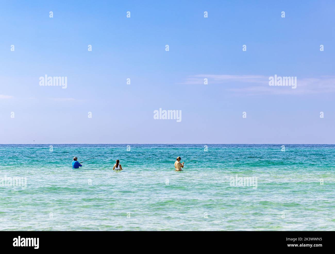 Tre persone che pescano in acqua a Santa Rosa Beach, Florida Foto Stock