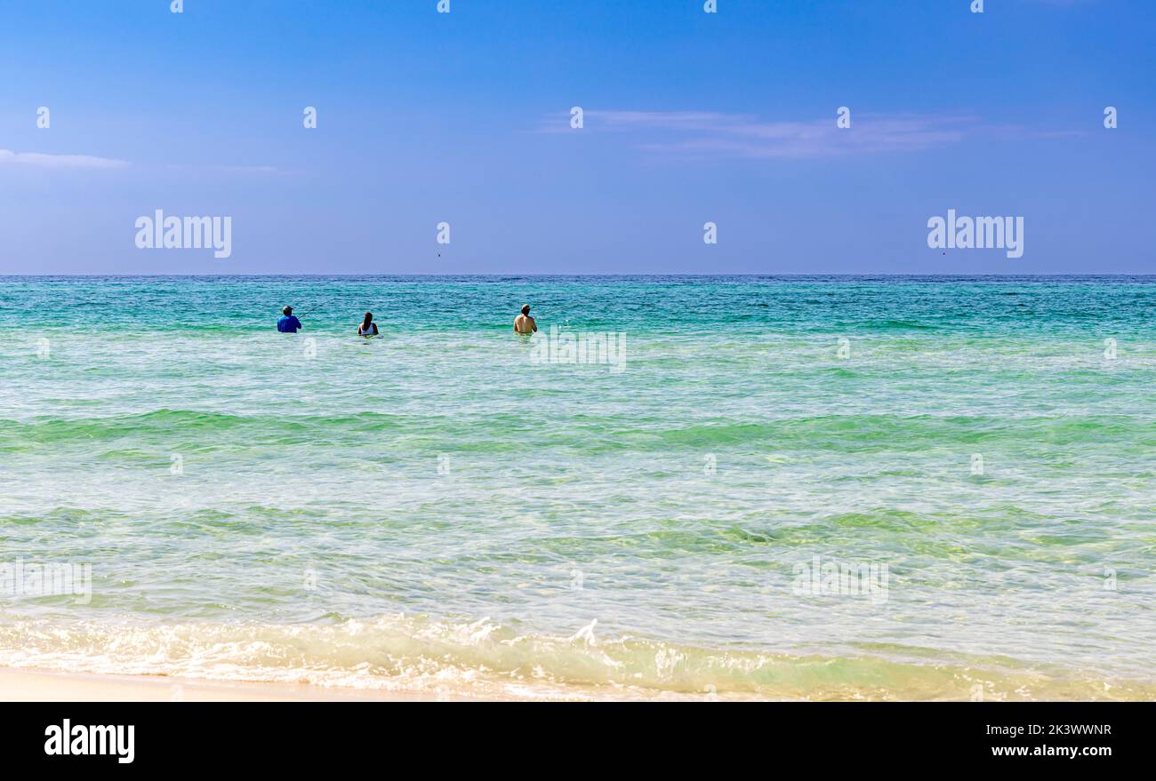 Tre persone che pescano in acqua a Santa Rosa Beach, Florida Foto Stock