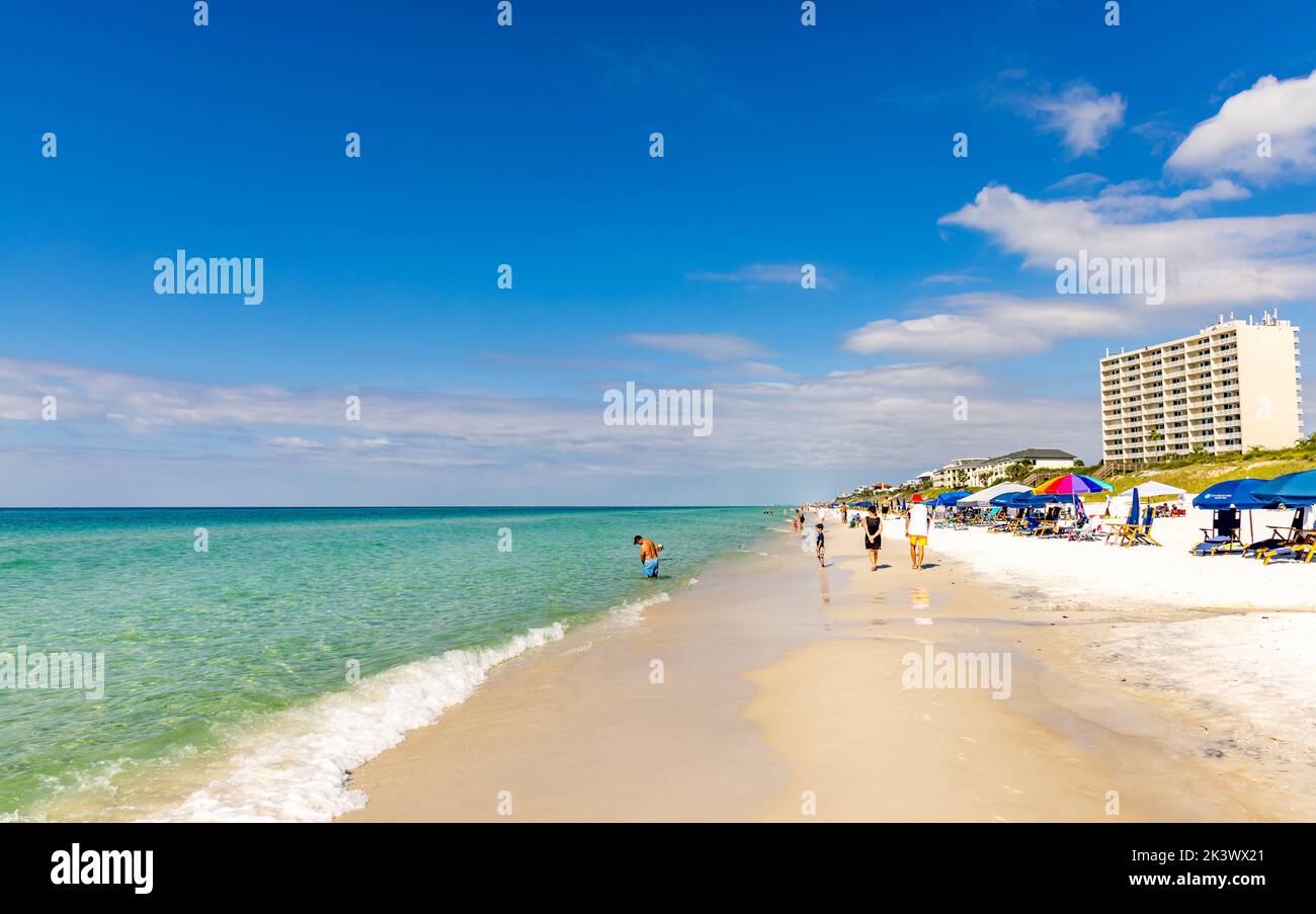 Persone che si godono la spiaggia di Santa Rosa Beach, Florida Foto Stock