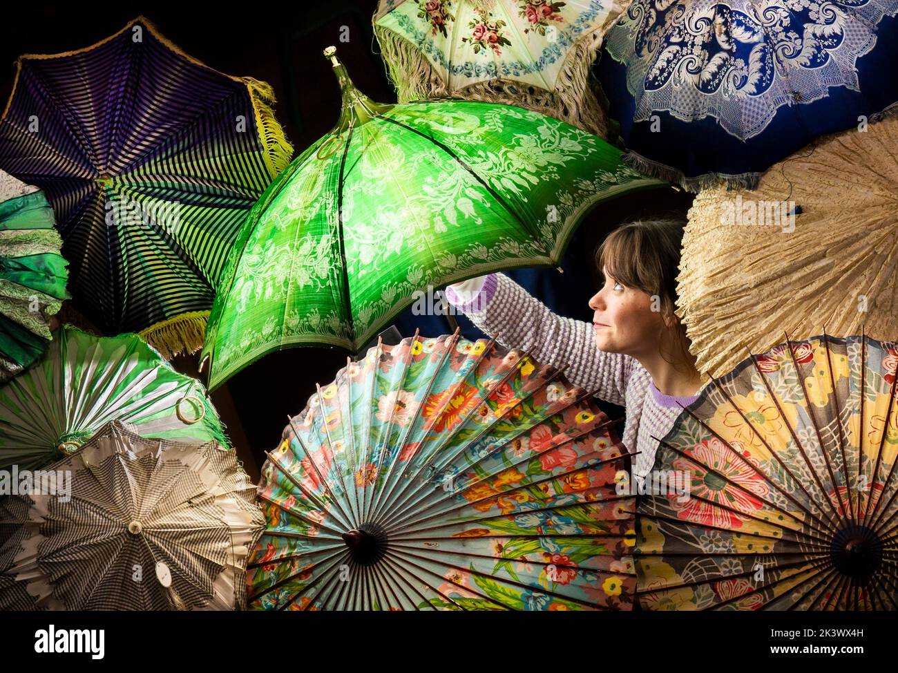 L'assistente curatore Vanessa Jones con parte di una collocazione di oltre 230 ombrelli e ombrelloni storici, alcuni dei quali risalgono agli anni '1800s, che viene salvata grazie ad un accurato progetto di conservazione presso il Leeds Discovery Centre nello Yorkshire. Data immagine: Mercoledì 28 settembre 2022. Foto Stock