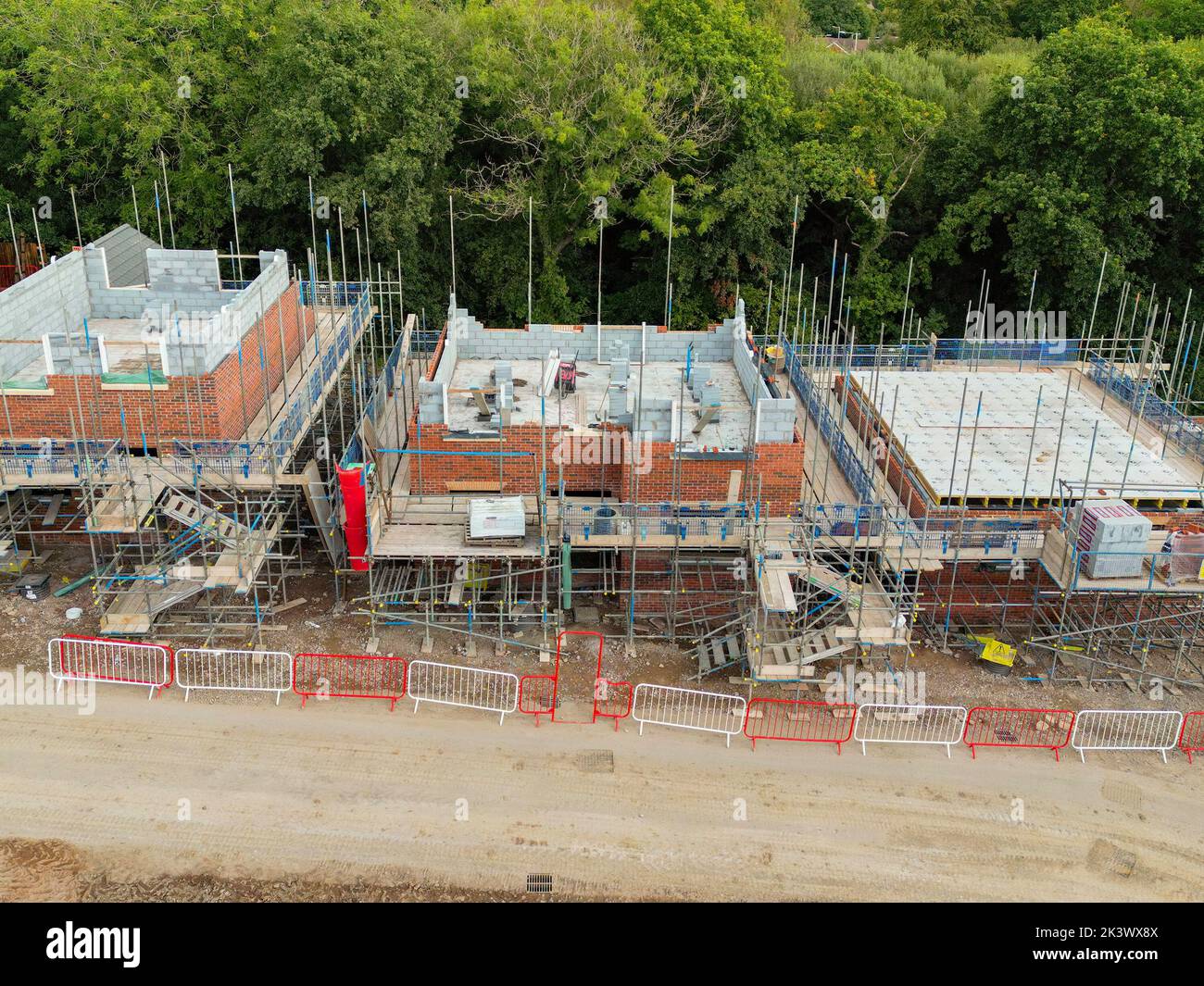 Pontypridd, Galles - Agosto 2022: Veduta aerea di nuove case in costruzione su un nuovo sito da parte dello sviluppatore Bellway Homes nel Galles del Sud Foto Stock