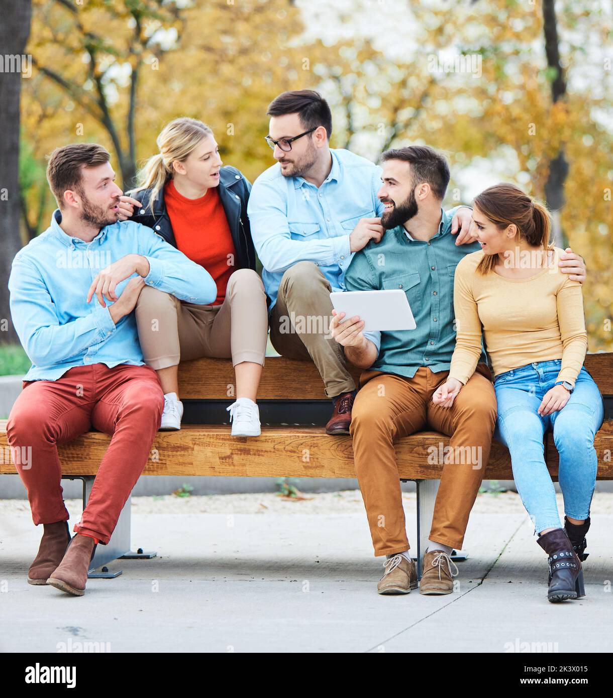 giovani che si divertono felice amicizia di gruppo stile di vita studentesco Foto Stock