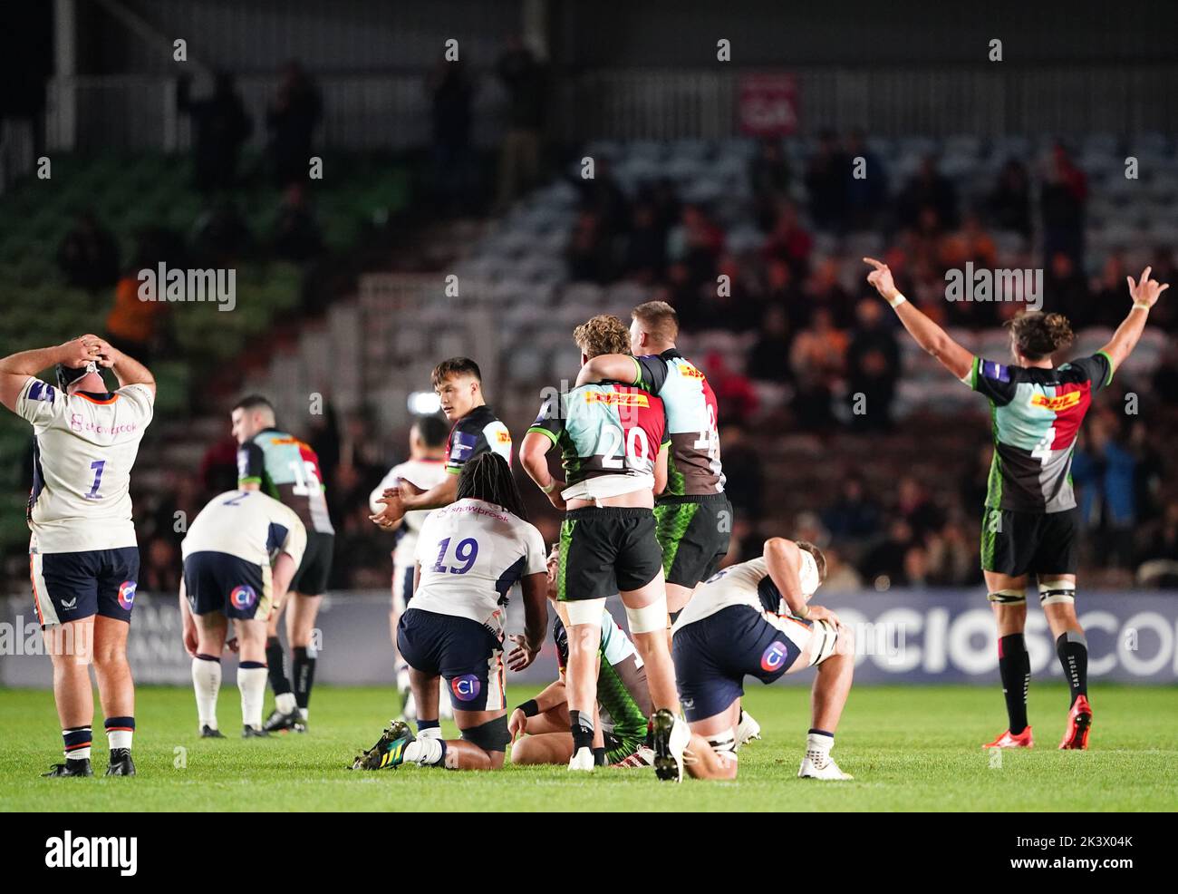 I giocatori di Harlequins festeggiano dopo la seconda partita della Premiership Rugby Cup al Twickenham Stoop, Londra. Data immagine: Mercoledì 28 settembre 2022. Foto Stock