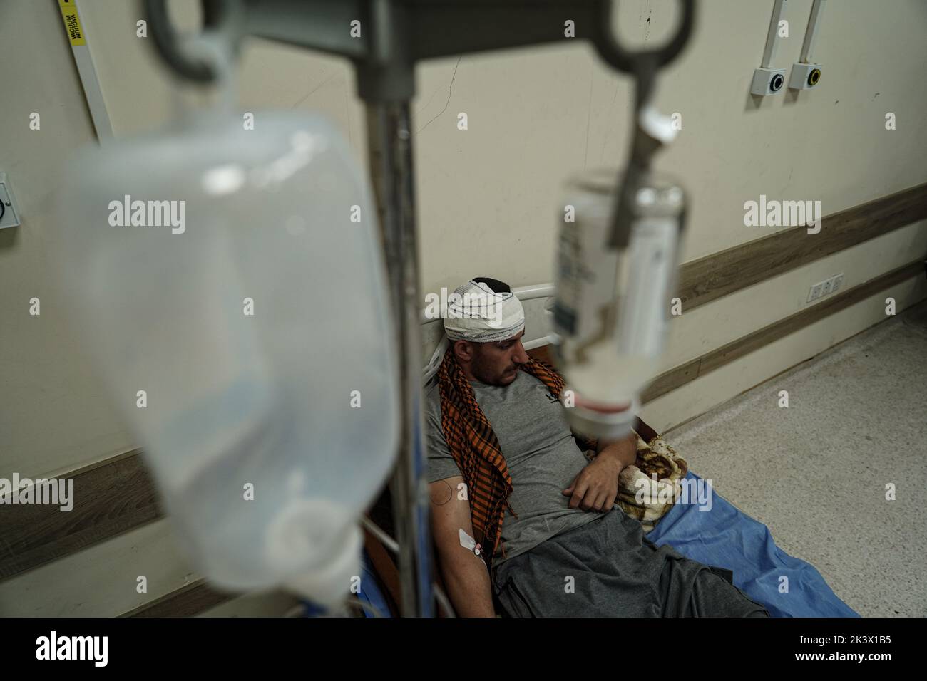 28 settembre 2022, Iraq, Erbil: Un membro ferito dell'opposizione Kurdistan Freedom Party (PAK) giace su un letto in un ospedale a seguito di attacchi da parte di droni e razzi iraniani carichi di esplosivi contro l'opposizione Kurdistan Freedom Party (PAK), il Kurdistan Democratic Party of Iran (KDPI), il Free Life Party of Kurdistan (PJAK), E Komala nelle province di Erbil e Sulaymaniyah, i media curdi hanno riferito. Il bilancio delle vittime degli attacchi contro i gruppi di opposizione nella regione autonoma del Kurdistan è salito a nove e almeno 32 sono stati feriti, l'agenzia di stampa statale irachena INA ha citato Barzinji AS Foto Stock