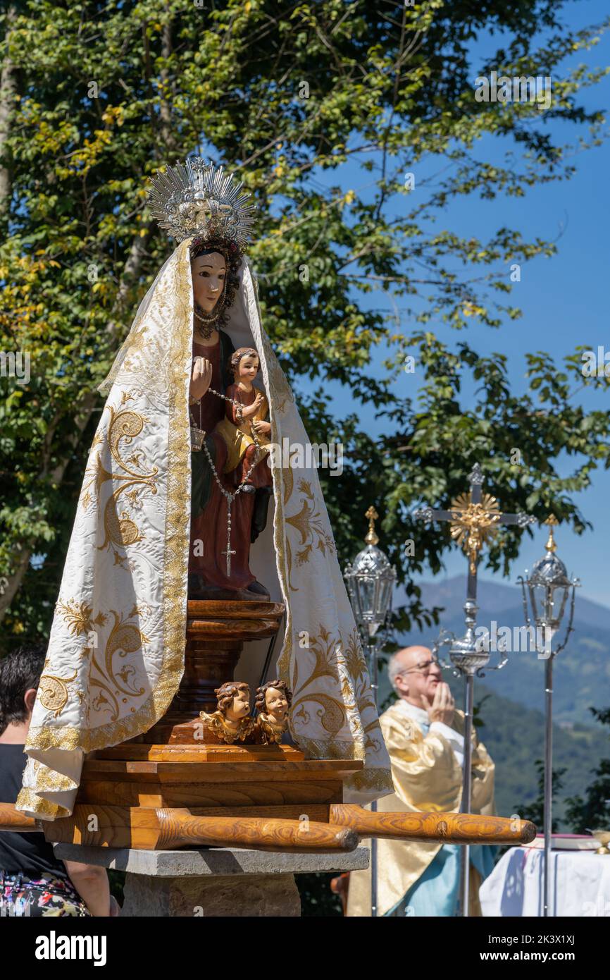 Teverga, Asturie, Spagna, 15 agosto 2022. Immagine della Virgen del Cebano nel festival popolare della città di Carrea, a Teberga, nelle Asturie. Foto Stock