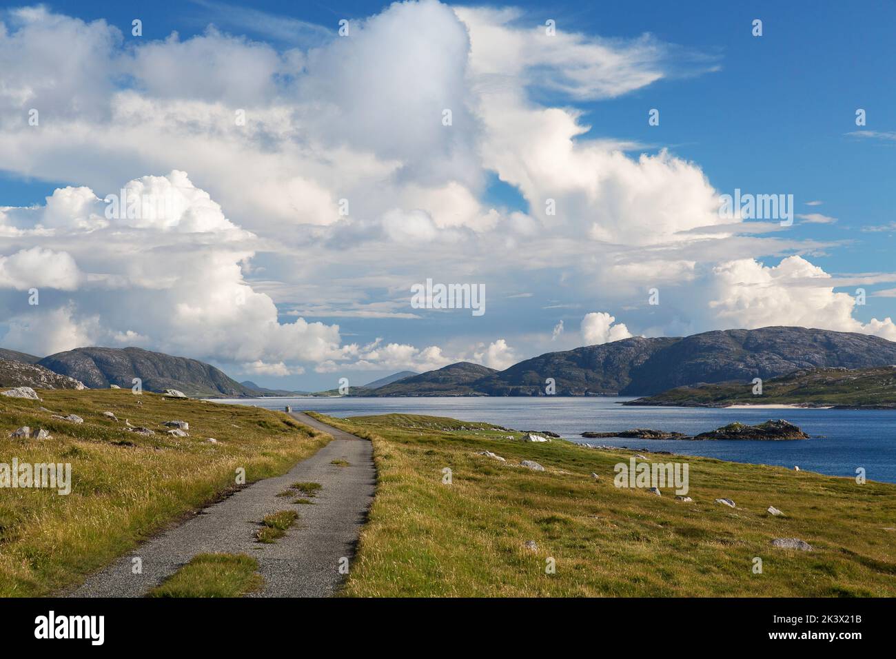 Panorama del mare dalla strada a binario unico a Mealasta, Lewis, Isola di Lewis, Ebridi, Ebridi esterne, Western Isles, Scozia, Regno Unito Foto Stock