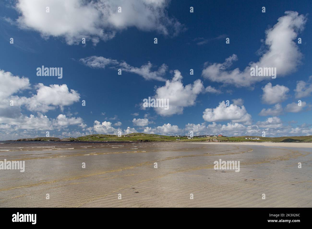 Nuvole di Cumulus su Uig Beach a Low Tide, Lewis, Isola di Lewis, Ebridi, Ebridi esterne, Western Isles, Scozia, Regno Unito, Gran Bretagna Foto Stock