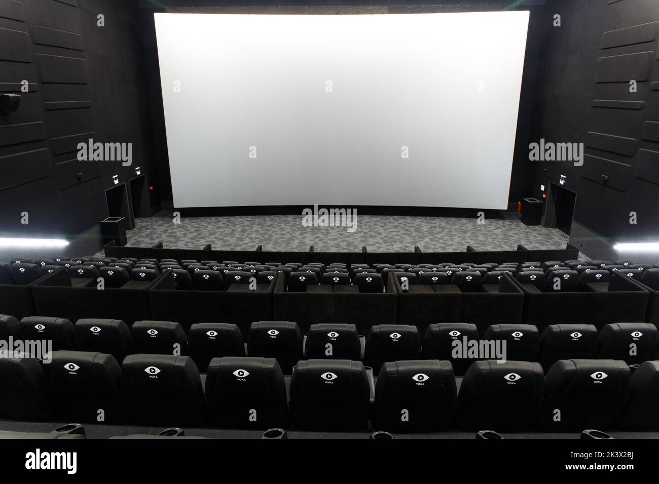 Grodno, Bielorussia - 21 aprile 2022: Apertura della sala cinematografica VOKA Premiere nel cinema MOOON di Grodno della rete Silver Screen. Luce in pelle morbida doppia se Foto Stock