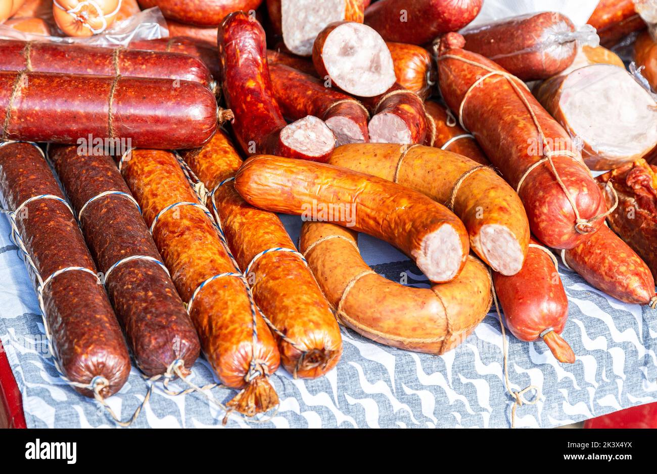 Vendita di carne affumicata fatta in casa e salsiccia al mercato degli agricoltori Foto Stock