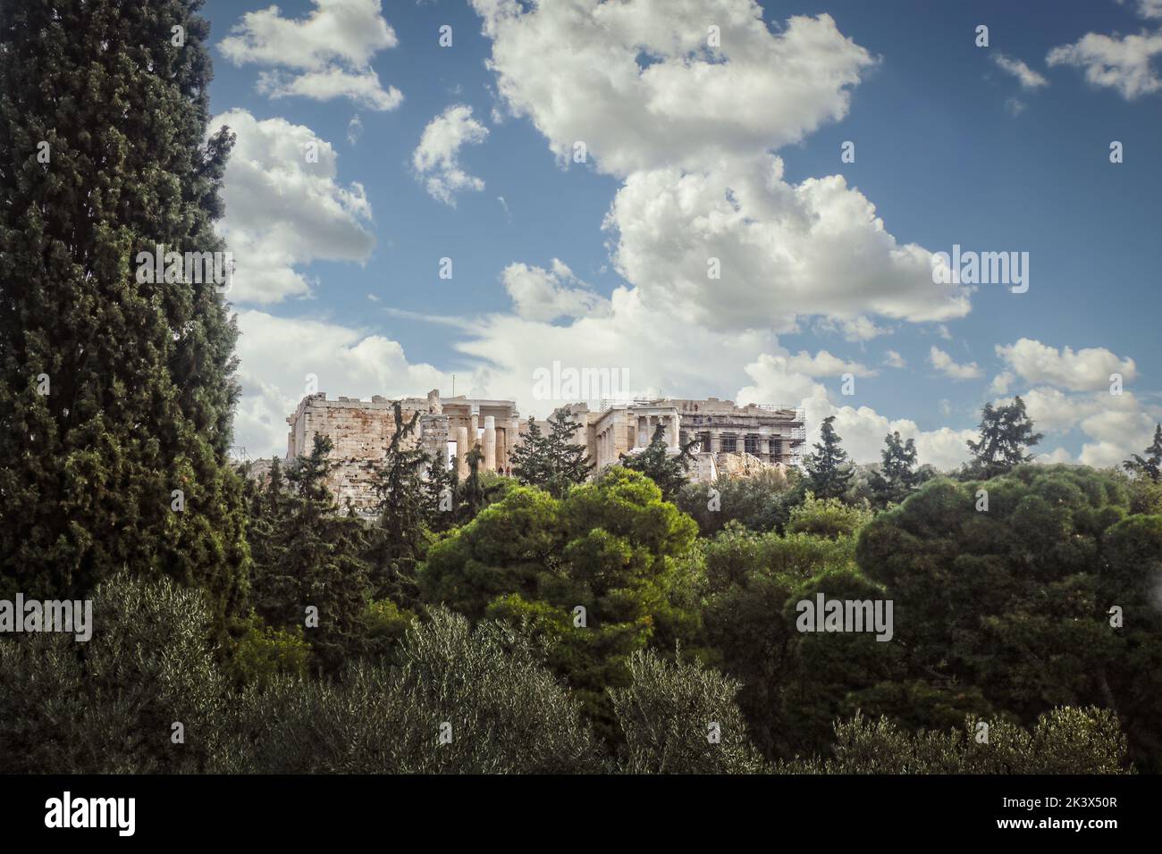 Vista del Partenone sugli alberi - Vista da Plaka con cornice sempreverde - Camera per copia Foto Stock
