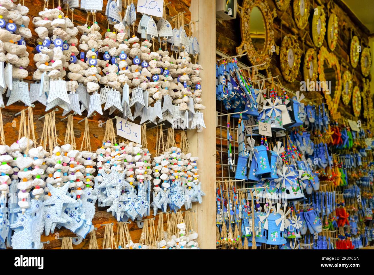 SIRINCE, Izmir, Turchia - 16 gennaio 2022. Vari souvenir tradizionali turchi nei negozi di strada. Foto Stock