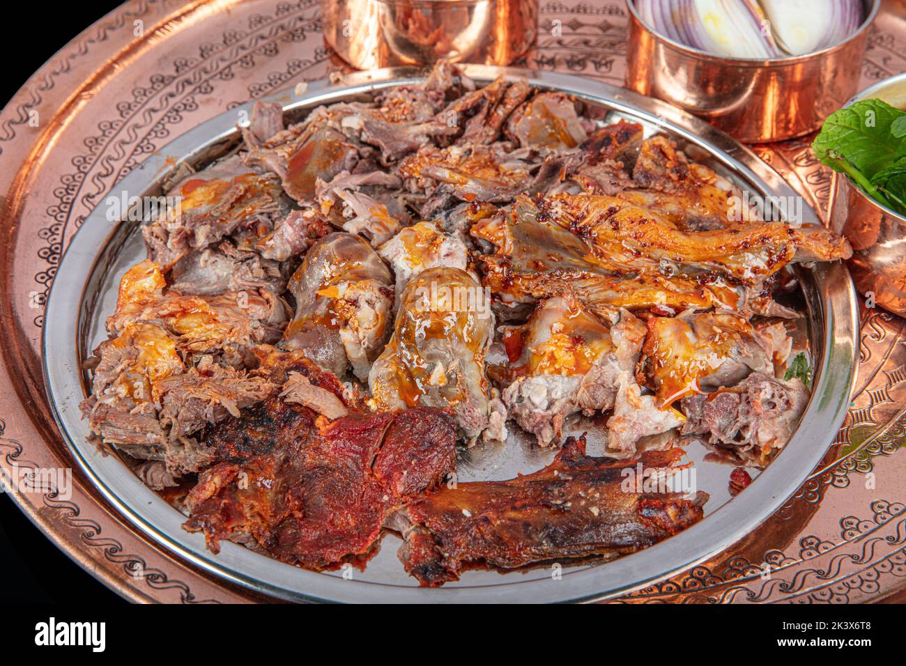 Tacchino piatto di cucina nazionale arrosto di agnello con carne. Testa di agnello arrosto (testa di pecora arrosto). Prelibatezze di strada. Nome turco: Kelle Sogus. Foto Stock