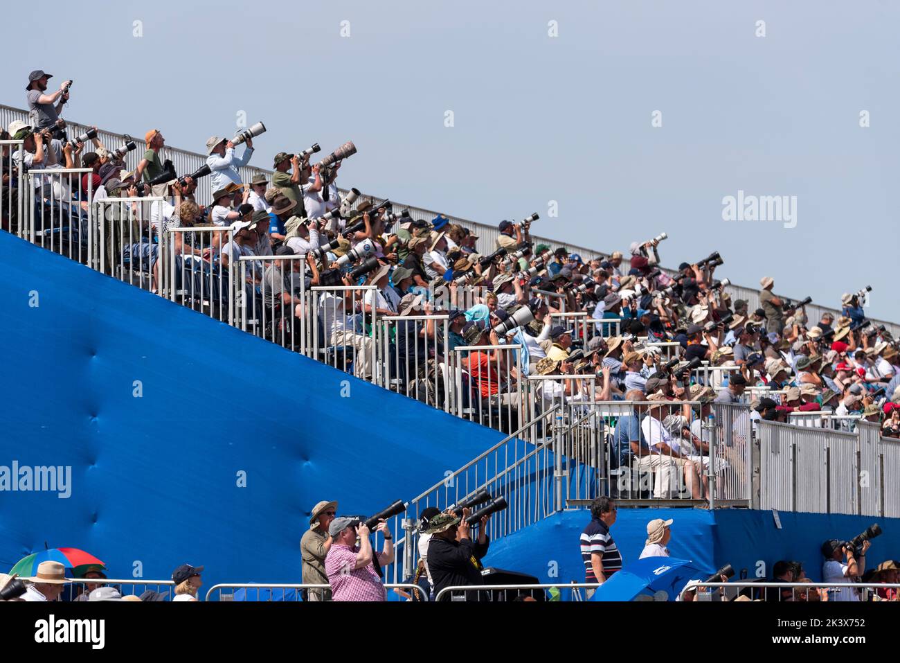 Moltissimi fotografi e appassionati al Royal International Air Tattoo, RAF Fairford Airshow nel Gloucestershire, Regno Unito Foto Stock