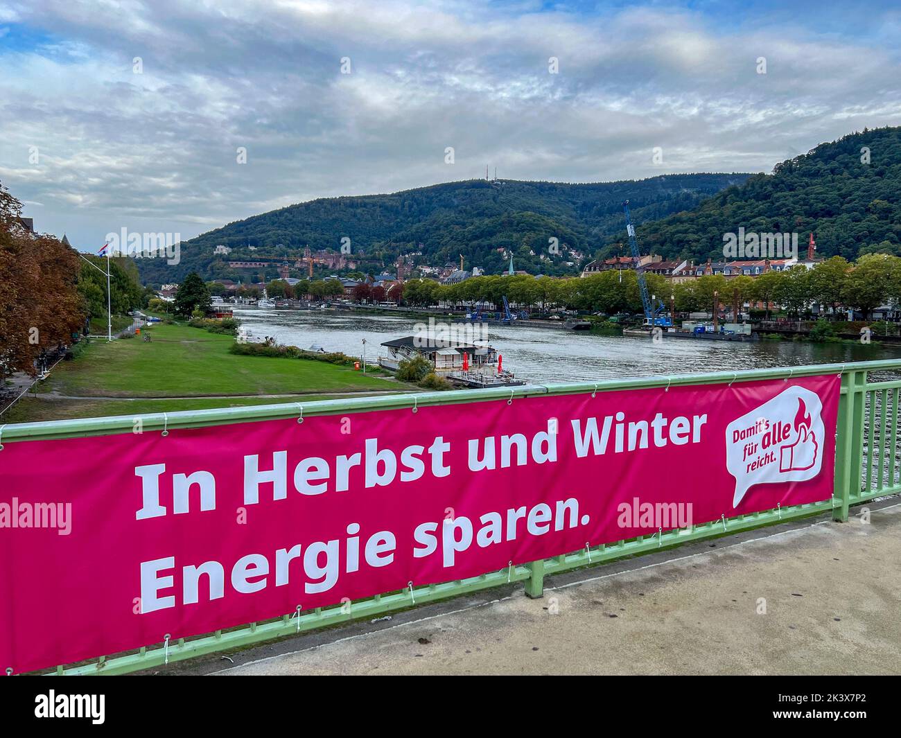 Invito a risparmiare energia in autunno e inverno, durante la crisi energetica, durante la guerra in Ucraina, con prezzi del gas e dell'energia estremamente elevati, il ponte Neckar Foto Stock