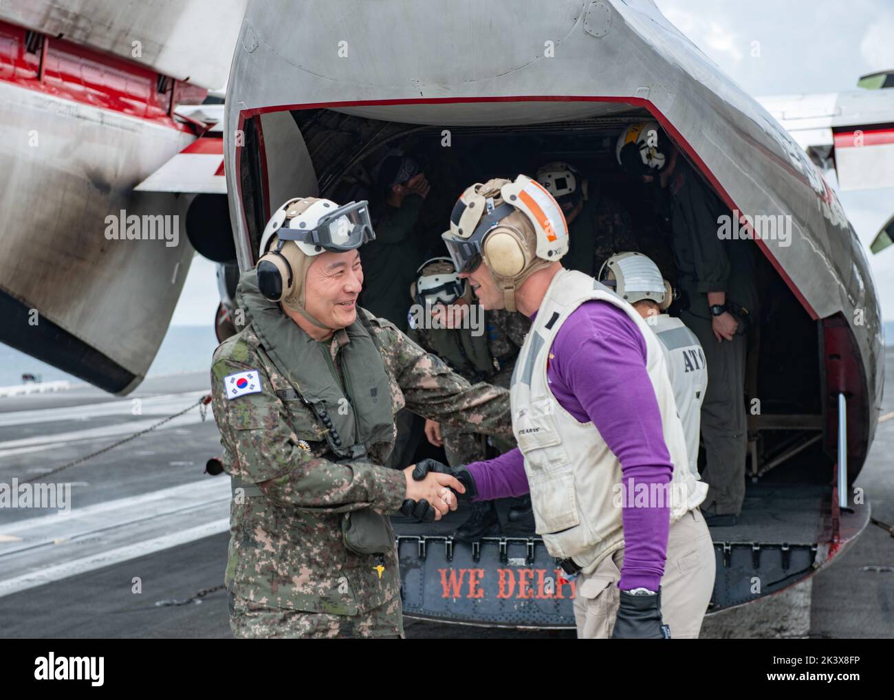 Busan, Corea del Sud. 27th Set, 2022. Il generale sudcoreano Seung Kyum Kim, presidente dei capi di stato maggiore, a sinistra, è accolto dal Capt. Justin Issler, direttore esecutivo della marina statunitense di classe Nimitz, superportatrice nucleare, USS Ronald Reagan al suo arrivo a bordo del ponte di volo, 27 settembre 2022 vicino a Busan, Corea del Sud. Credit: MC2 Michael Jarmiolowski/US Navy Photo/Alamy Live News Foto Stock