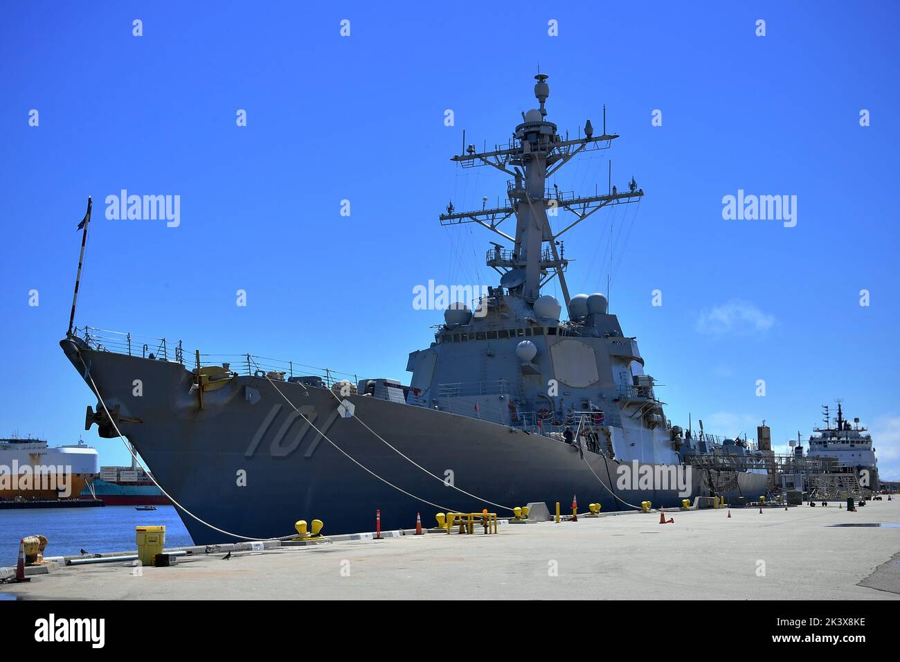 220928-N-AS200-1001 – PORT HUENEME, California (settembre 28, 2022) – il cacciatorpediniere missilistico guidato di classe Arleigh Burke USS Gridley (DDG 101) conduce una chiamata di routine portuale a bordo della base navale Ventura County (NBVC), Port Hueneme. NBVC è un'installazione navale strategicamente situata composta da tre strutture operative: Point Mugu, Port Hueneme e San Nicolas Island. NBVC è la sede dei Pacific Seabees, West Coast e-2C Hawkeyes, 3 centri di guerra e 80 inquilini. (STATI UNITI Foto Navy di Boatswain's Mate Petty Officer 2nd Classe Javier Garza/rilasciato) Foto Stock