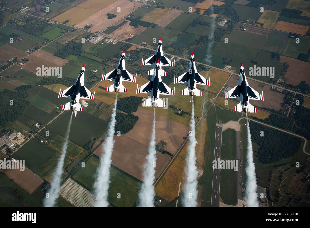 Lo squadrone di dimostrazione dell'aeronautica degli Stati Uniti, conosciuto come i Thunderbirds, si esibisce per l'Airshow London SkyDrive a Londra, Ontario, 9 settembre 2022. Questa è stata la seconda performance di Thunderbirds in Canada per la stagione 2022. (STATI UNITI Air Force foto di staff Sgt. Andrew D. Sarver) Foto Stock