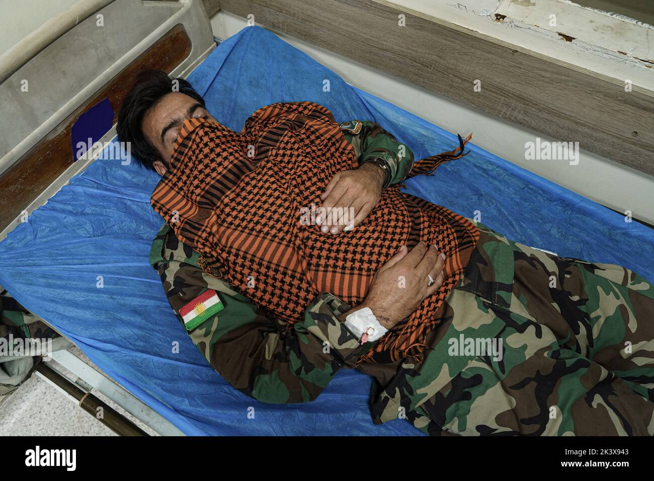 28 settembre 2022, Iraq, Erbil: Un membro ferito dell'opposizione Kurdistan Freedom Party (PAK) giace su un letto in un ospedale a seguito di attacchi da parte di droni e razzi iraniani carichi di esplosivi contro l'opposizione Kurdistan Freedom Party (PAK), il Kurdistan Democratic Party of Iran (KDPI), il Free Life Party of Kurdistan (PJAK), E Komala nelle province di Erbil e Sulaymaniyah, i media curdi hanno riferito. Il bilancio delle vittime degli attacchi contro i gruppi di opposizione nella regione autonoma del Kurdistan è salito a nove e almeno 32 sono stati feriti, l'agenzia di stampa statale irachena INA ha citato Barzinji AS Foto Stock