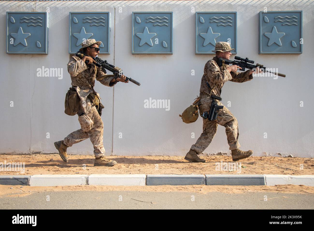 U.S. Marines con 3rd battaglione, 5th Marine Regiment, 1st Marine Division, manovrare attraverso il terreno urbano mentre si esegue l'addestramento al fuoco a secco durante l'esercizio Intrepid Maven 22,4 negli Emirati Arabi Uniti, 25 settembre 2022. Intrepid Maven 22,4 è una serie di ingaggio del comando centrale delle forze marine degli Stati Uniti progettata per ingaggi di addestramento bilaterali e multilaterali con le nazioni partner e le forze del corpo marino. (STATI UNITI Corpo marino foto di Sgt. Jacob Yost) Foto Stock