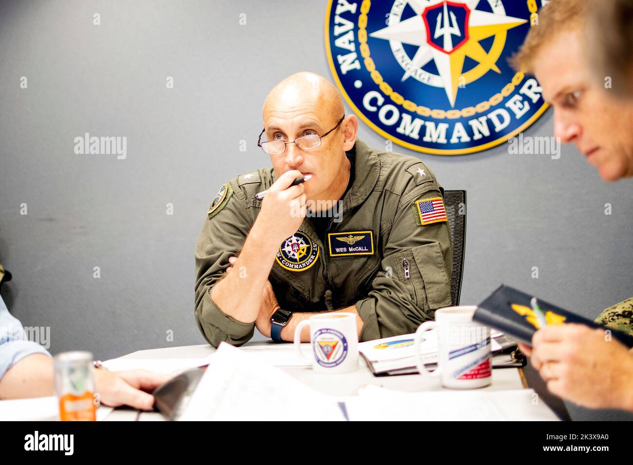 Jacksonville, Stati Uniti. 28th Set, 2022. ADM posteriore U.S. Navy. WES McCall, comandante, Navy Region Southeast Ascolta il breve meteo sull'uragano Ian che si prevede colpisca la costa occidentale della Florida come una tempesta catastrofica di categoria 4, 28 settembre 2022 a Jacksonville, Florida. Credit: Jacob Sippel/USA Navy Photo/Alamy Live News Foto Stock