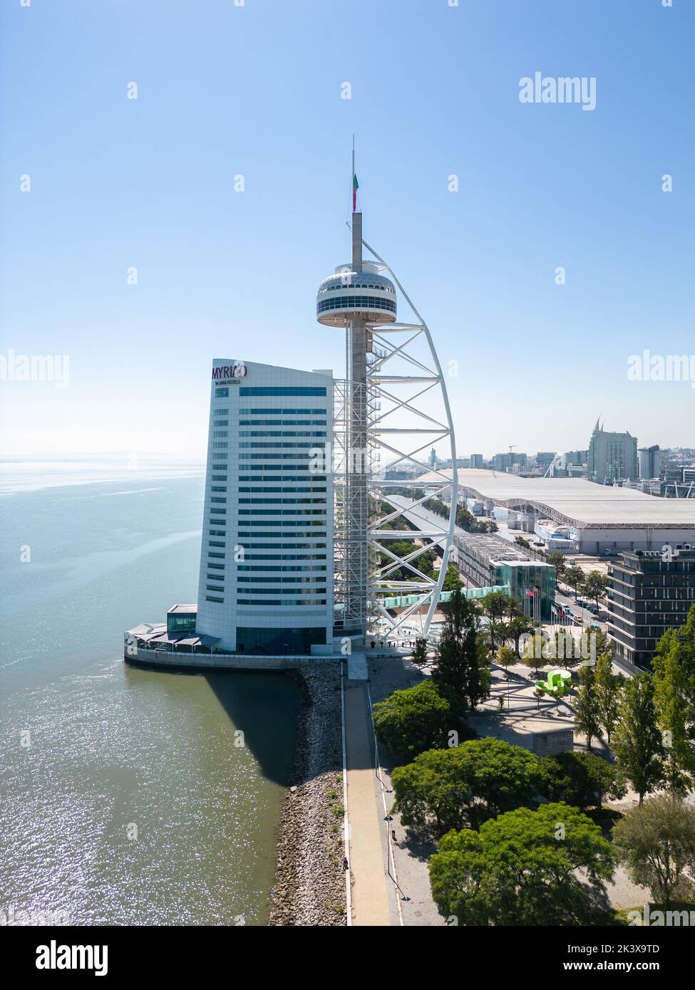 Riprese aeree della Torre Vasco da Gama al Parco delle Nazioni di Lisbona (Parque das Nações) Foto Stock