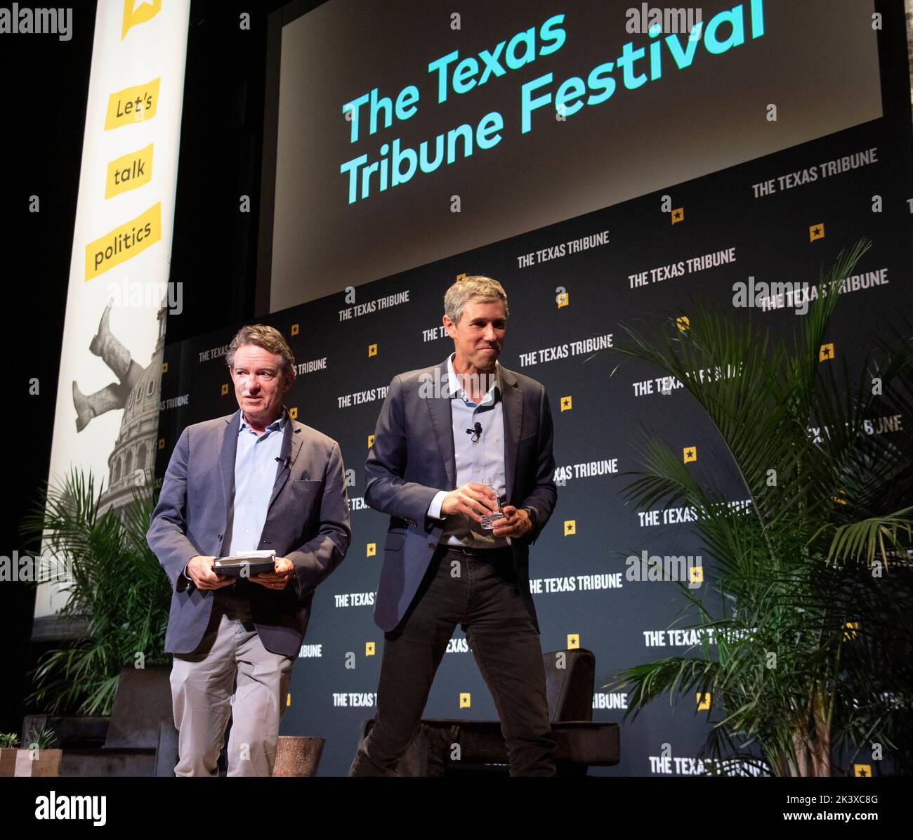 Austin Texas USA, settembre 24 2022: Autore, drammaturgo e sceneggiatore per la rivista New Yorker LAWRENCE WRIGHT (a sinistra) cammina sul palco con Beto o'Rourke prima di una sessione di intervista al Texas Tribune Festival annuale nel centro di Austin. Foto Stock Austin Texas USA, settembre 24 2022: Autore, drammaturgo e sceneggiatore per la rivista New Yorker LAWRENCE WRIGHT (a sinistra) cammina sul palco con Beto o'Rourke prima di una sessione di intervista al Texas Tribune Festival annuale nel centro di Austin. Foto Stock