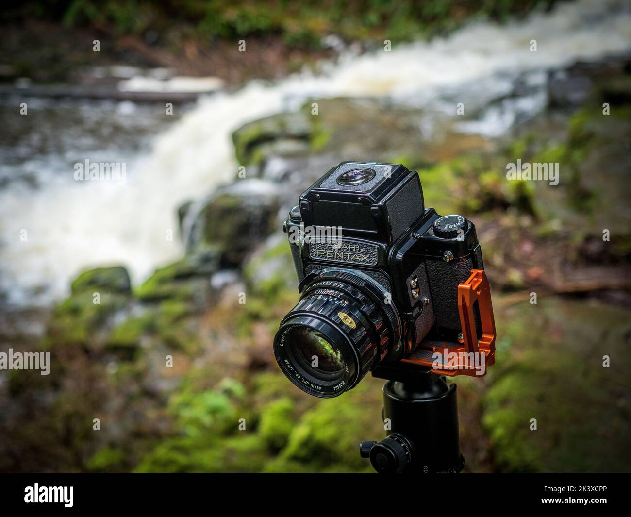 Primo piano di una fotocamera di medio formato Pentax 6x7 in un campo Foto Stock
