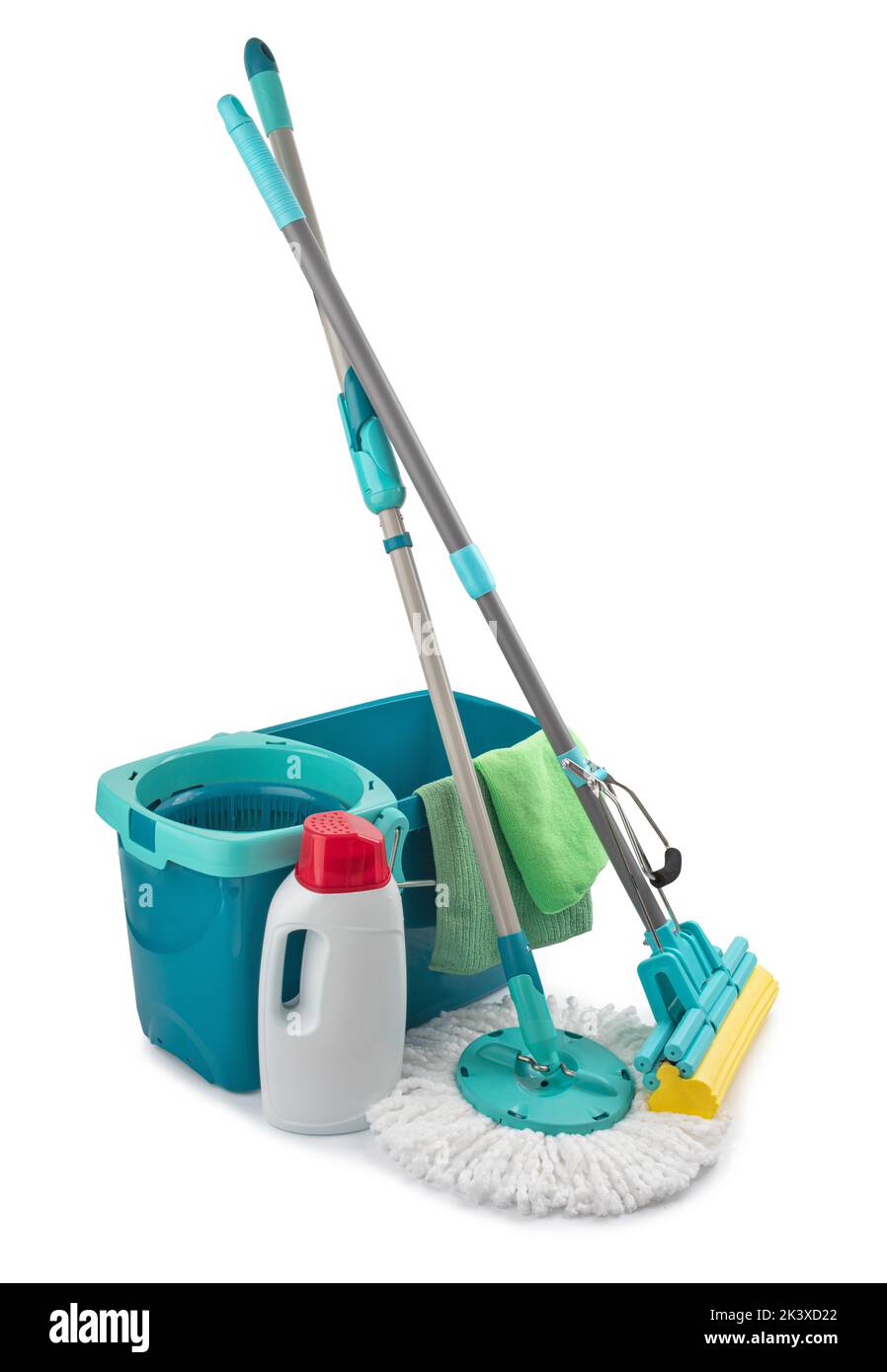 Secchio in plastica con prodotti per la pulizia e flacone isolato su sfondo bianco Foto Stock