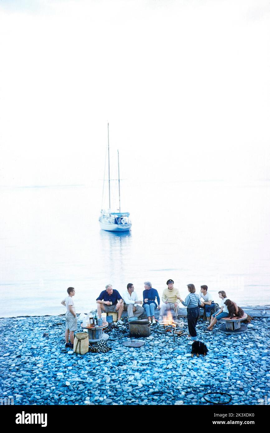 Gruppo di persone che hanno picnic sulla spiaggia, Mount Desert Island, Maine, USA, toni Frissell Collection, 1958 Foto Stock