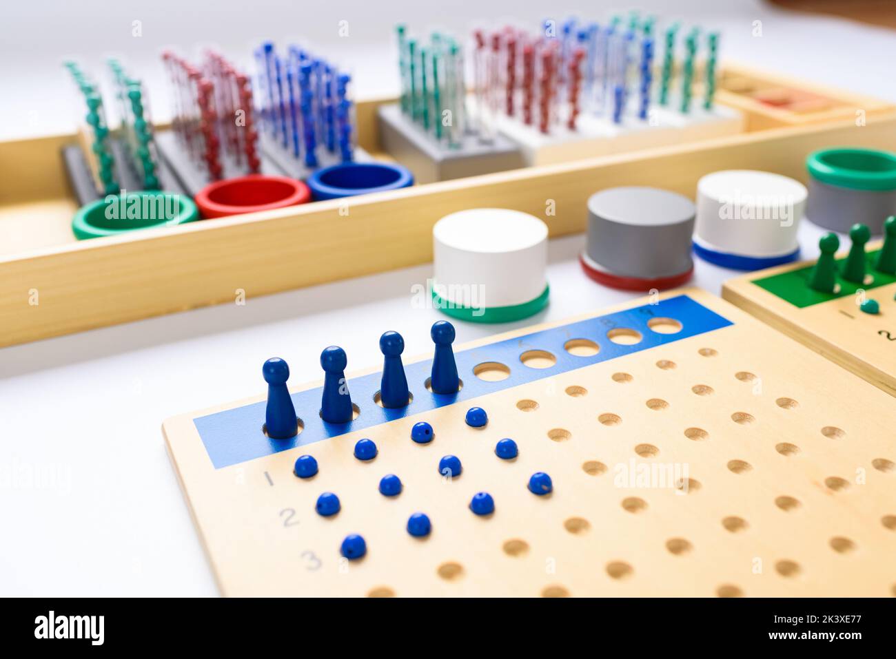 La scacchiera di montessori è un materiale matematico da imparare in modo alternativo. Foto Stock