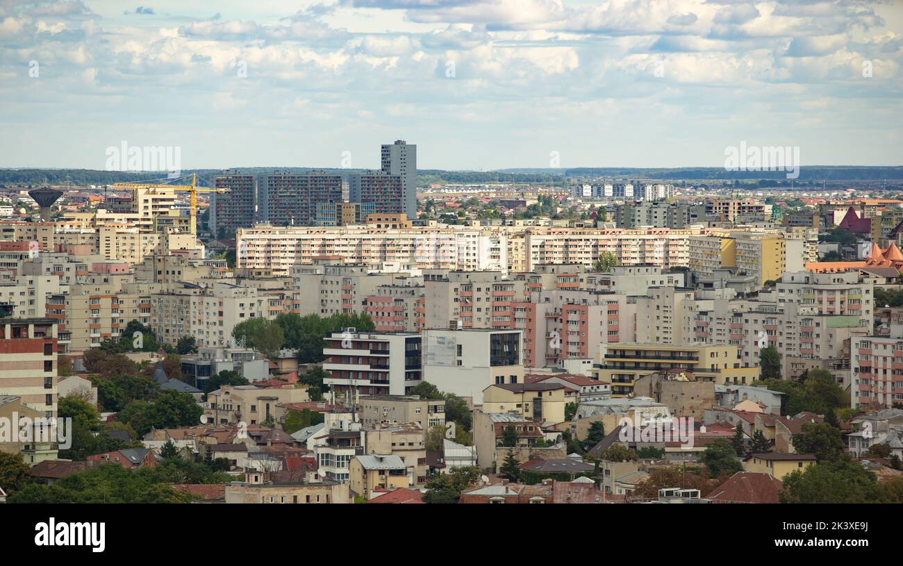 Bucarest, Romania - 22 settembre 2022: Vista alta sulla città con grandi quartieri con blocchi residenziali. Foto Stock