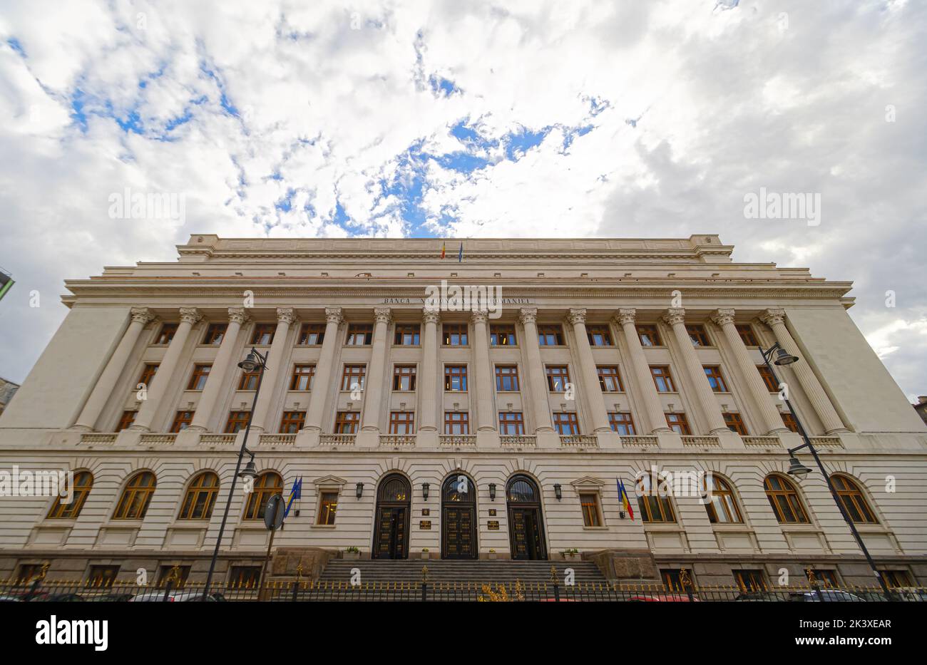 Bucarest, Romania - 21 settembre 2022: Sede della Banca Nazionale di Romania, in questa foto è la nuova ala del Palazzo BNR, costruito tra il 1 Foto Stock