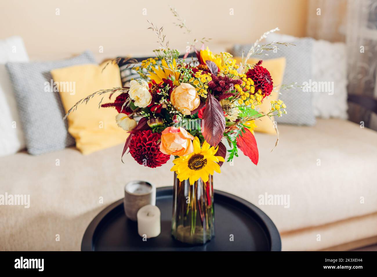 Disposizione dei fiori sul tavolo. Primo piano del bouquet autunnale di rose dahlias girasoli e zinnie in vaso a casa. Foto Stock
