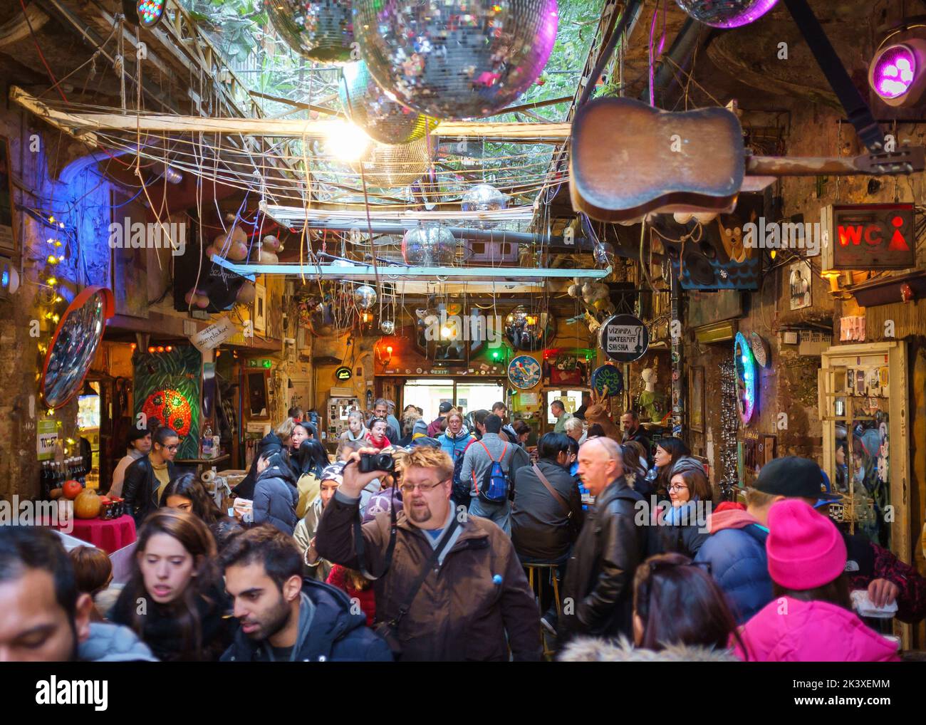 Un primo piano di gente al Szimpla Kert Ruin Bar a Budapest Foto Stock