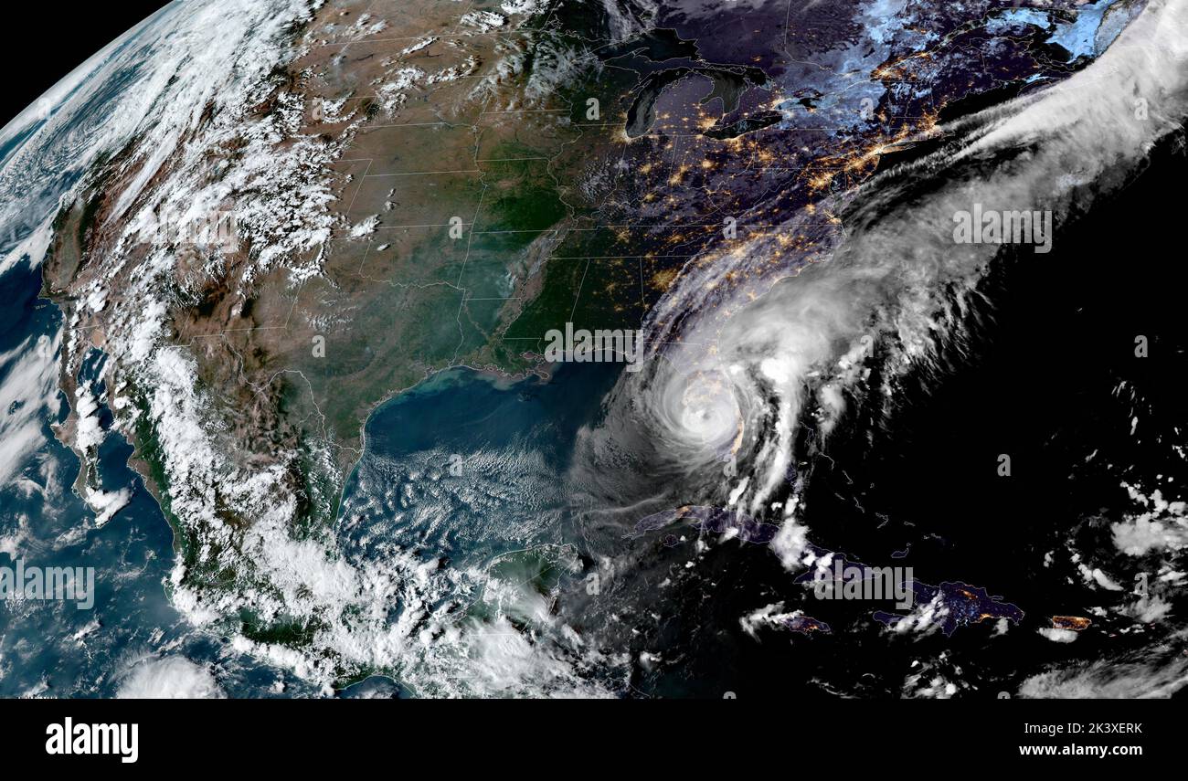 NASA Eosdis, orbita terrestre. 28th Set, 2022. NASA EOSDIS, ORBITA TERRESTRE. 28 Settembre 2022. Come la notte cade sulla parte orientale degli Stati Uniti l'uragano Ian può essere visto muoversi lentamente nell'entroterra dopo essere venuto a riva vicino a Fort Meyers sulla costa occidentale della Florida come una tempesta pericolosa di categoria 4 come visto dal satellite NASA EOSDIS, 28 settembre 2022 in Earth Orbit. Credit: EOSDIS/NASA/Alamy Live News Foto Stock