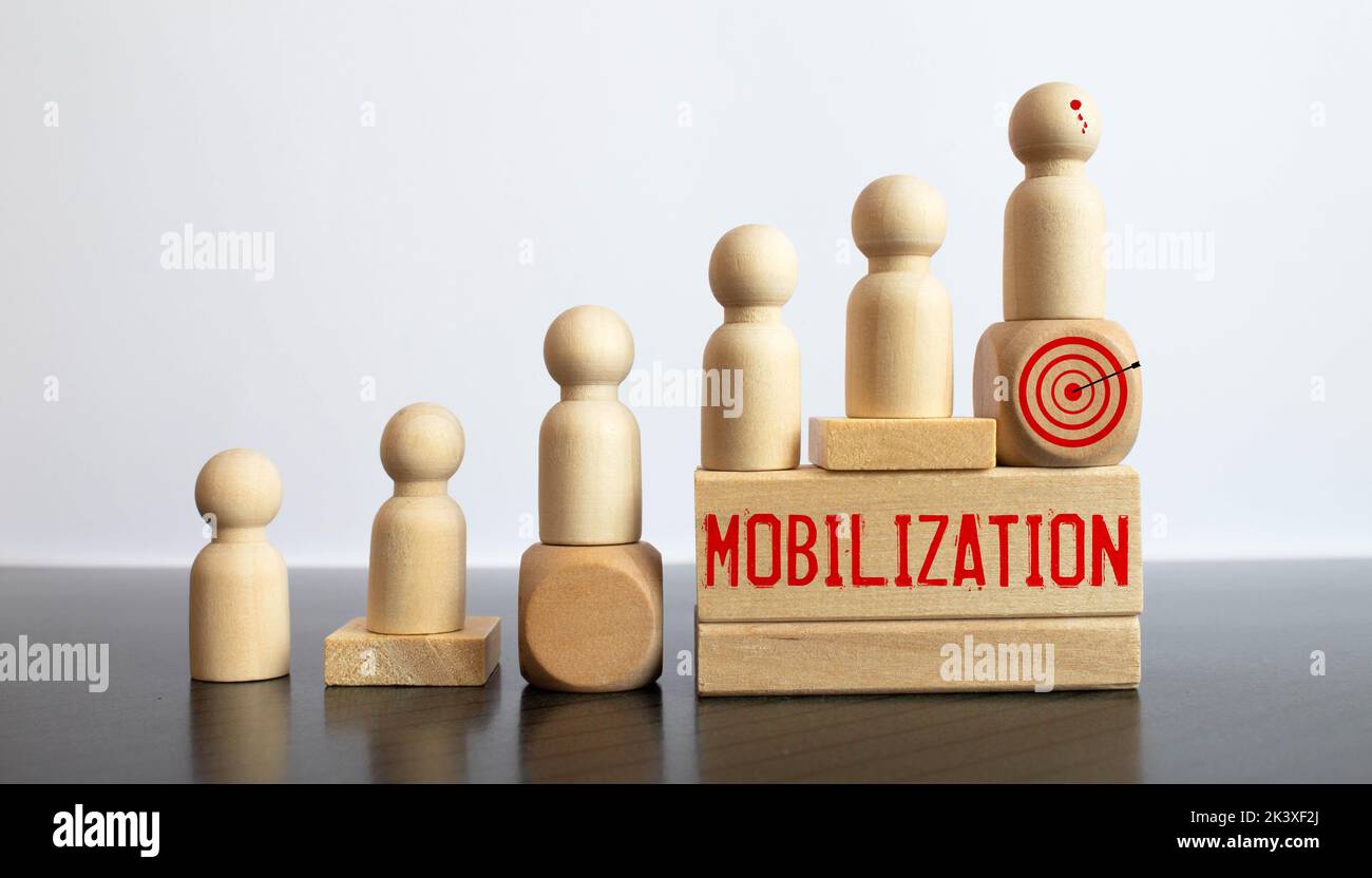 La parola mobilitazione e soldati su uno sfondo chiaro. Mobilitazione in Russia Foto Stock