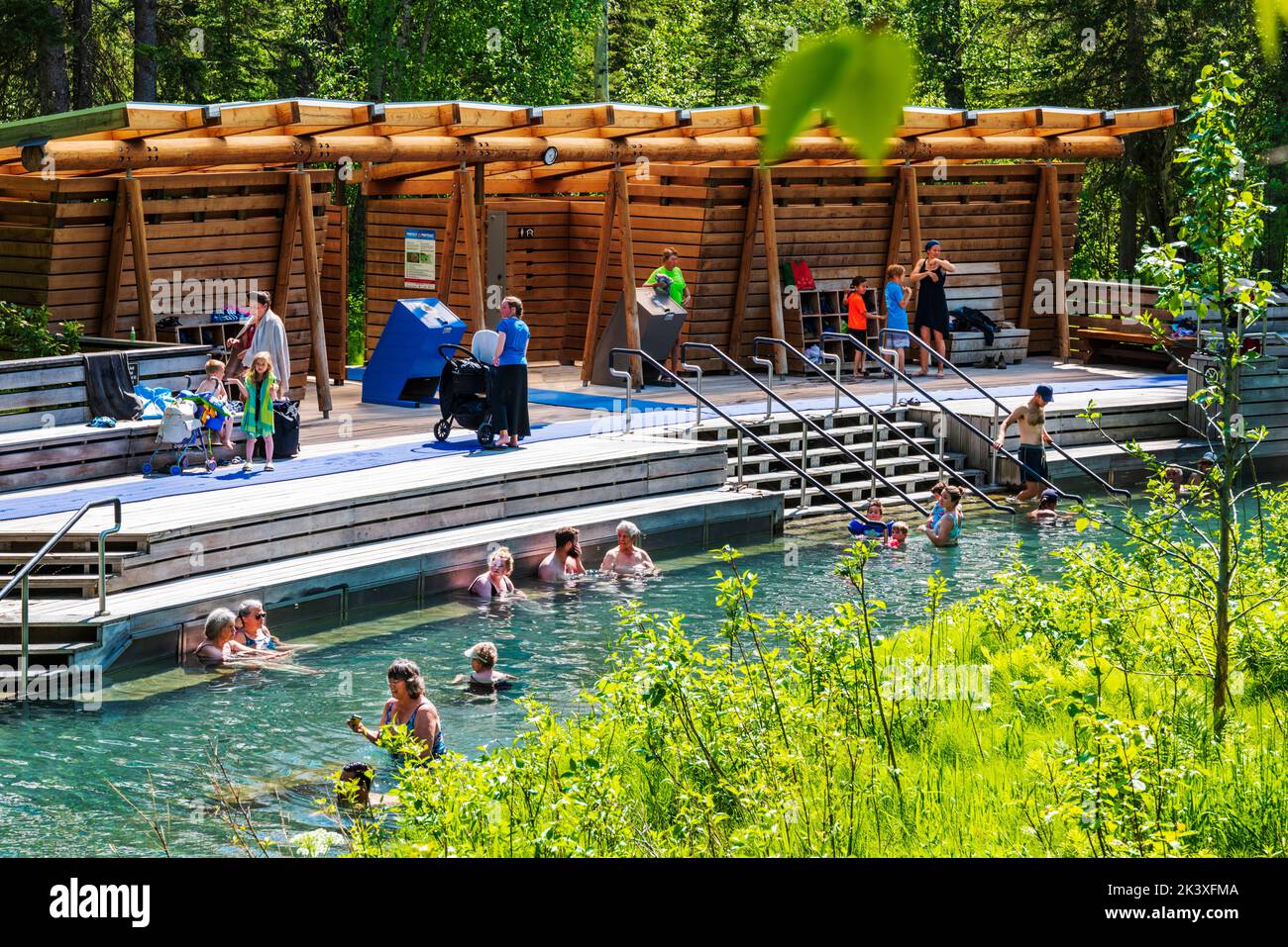 Turisti che apprezzano le sorgenti termali di Liard River; il Liard River Provincial Park; la British Columbia; il Canada Foto Stock