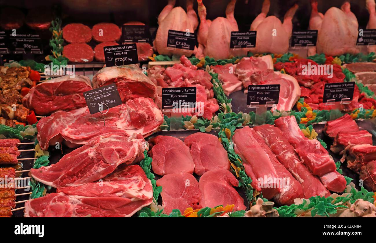Macellaio tradizionale, Hopkinsons di Lymm, vetrina di agnello, maiale, pollo e altri prodotti a base di carne Foto Stock