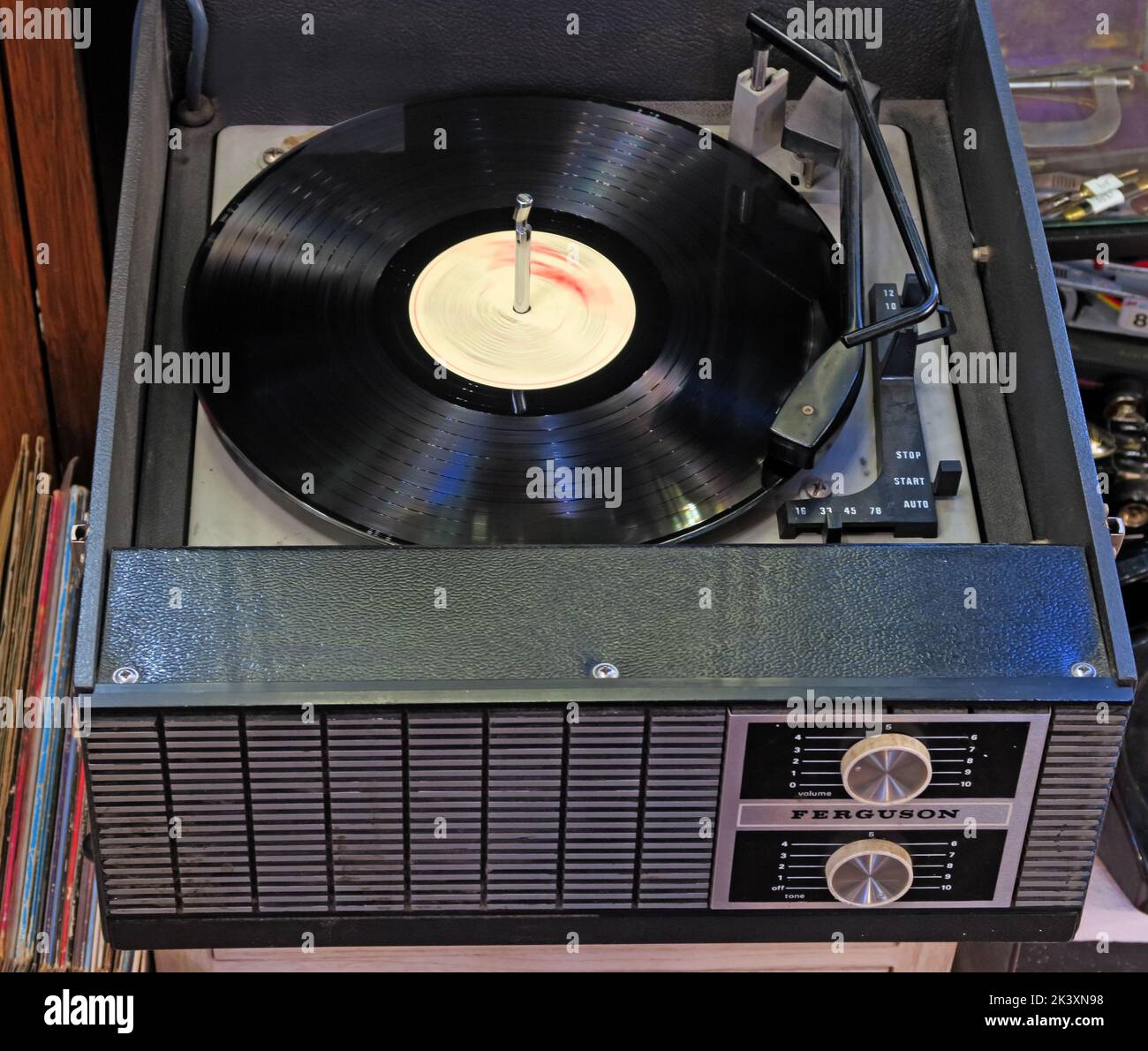 1960 Ferguson Four Speed Record Player, che suona un album lungo LP in vinile da 12' Foto Stock