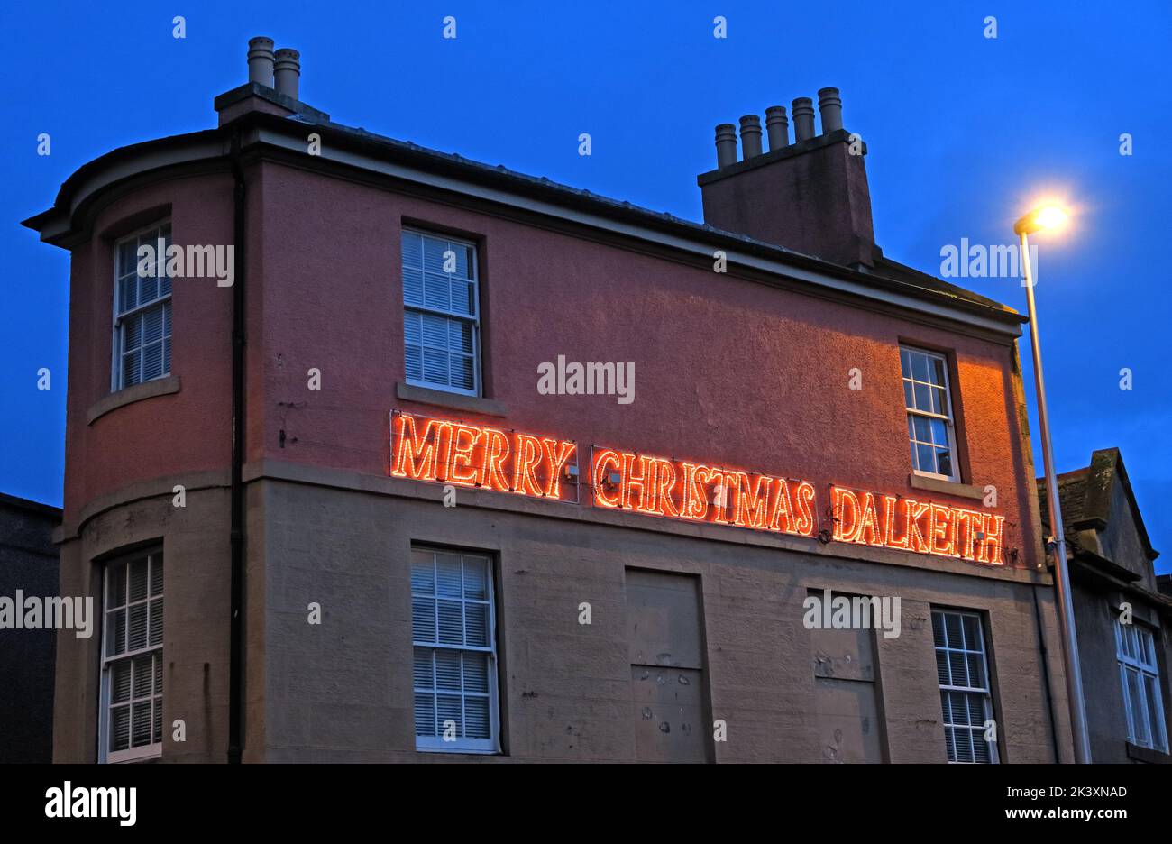 Esposizione di luci di Natale a Dalkeith - Merry Christmas Buccleuch Street, Dalkeith, Midlothian, Scozia, Regno Unito, EH22 1AB, al tramonto Foto Stock