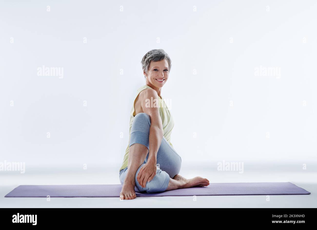Mi stretgo sempre prima del mio allenamento. Ritratto completo di una donna attraente che si allunga prima dello yoga. Foto Stock