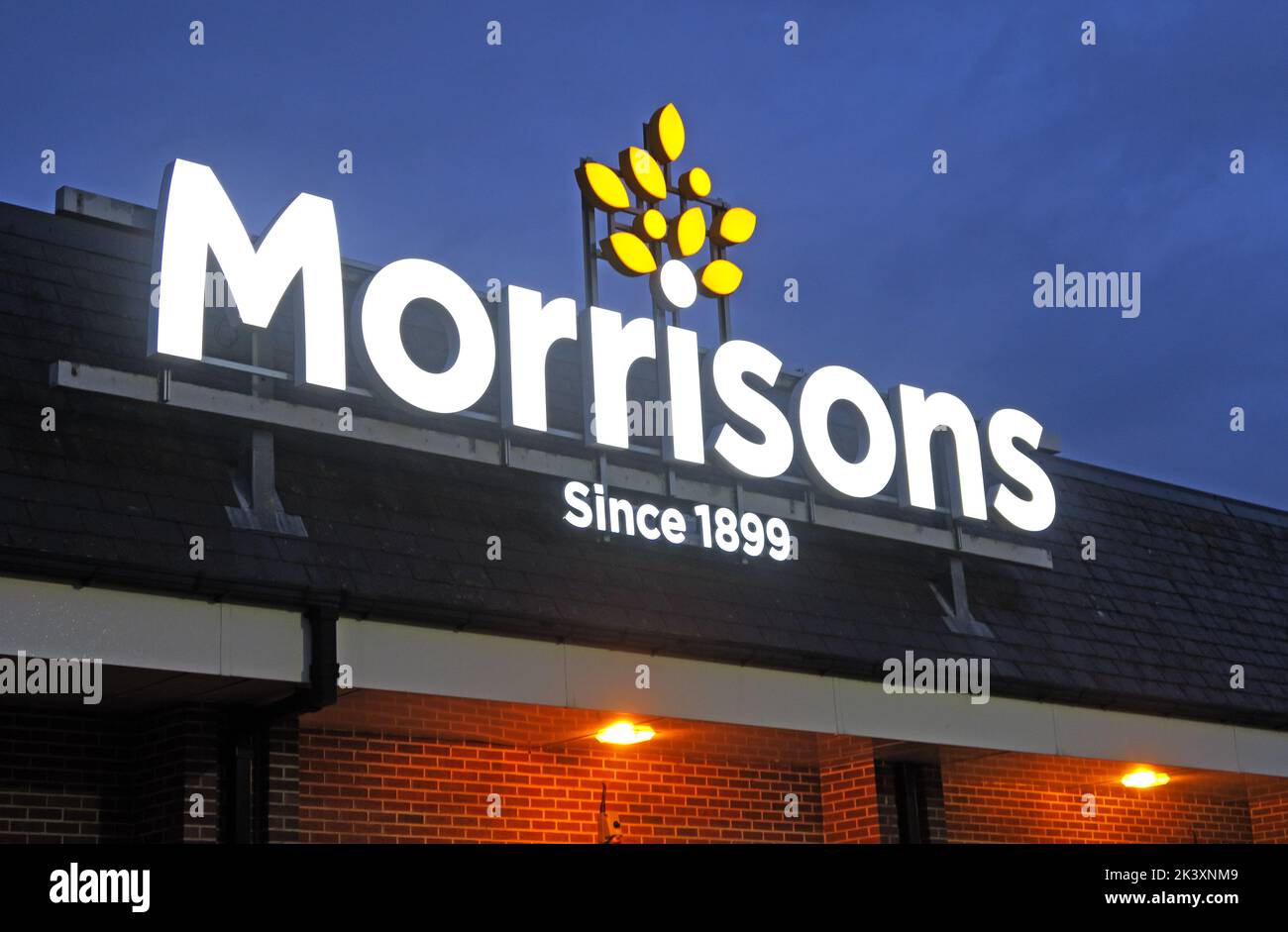 Morrisons Supermarket at Dusk, Kingstown Rd, Carlisle, Cumbria, Inghilterra, REGNO UNITO Foto Stock