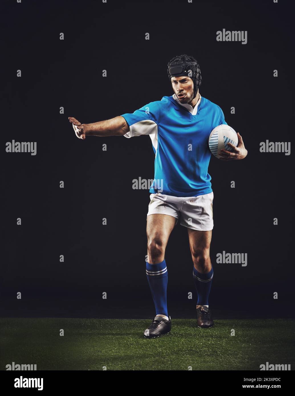 Gioca duro ogni gioco. Ripresa in studio di un giovane giocatore di rugby sul campo. Foto Stock