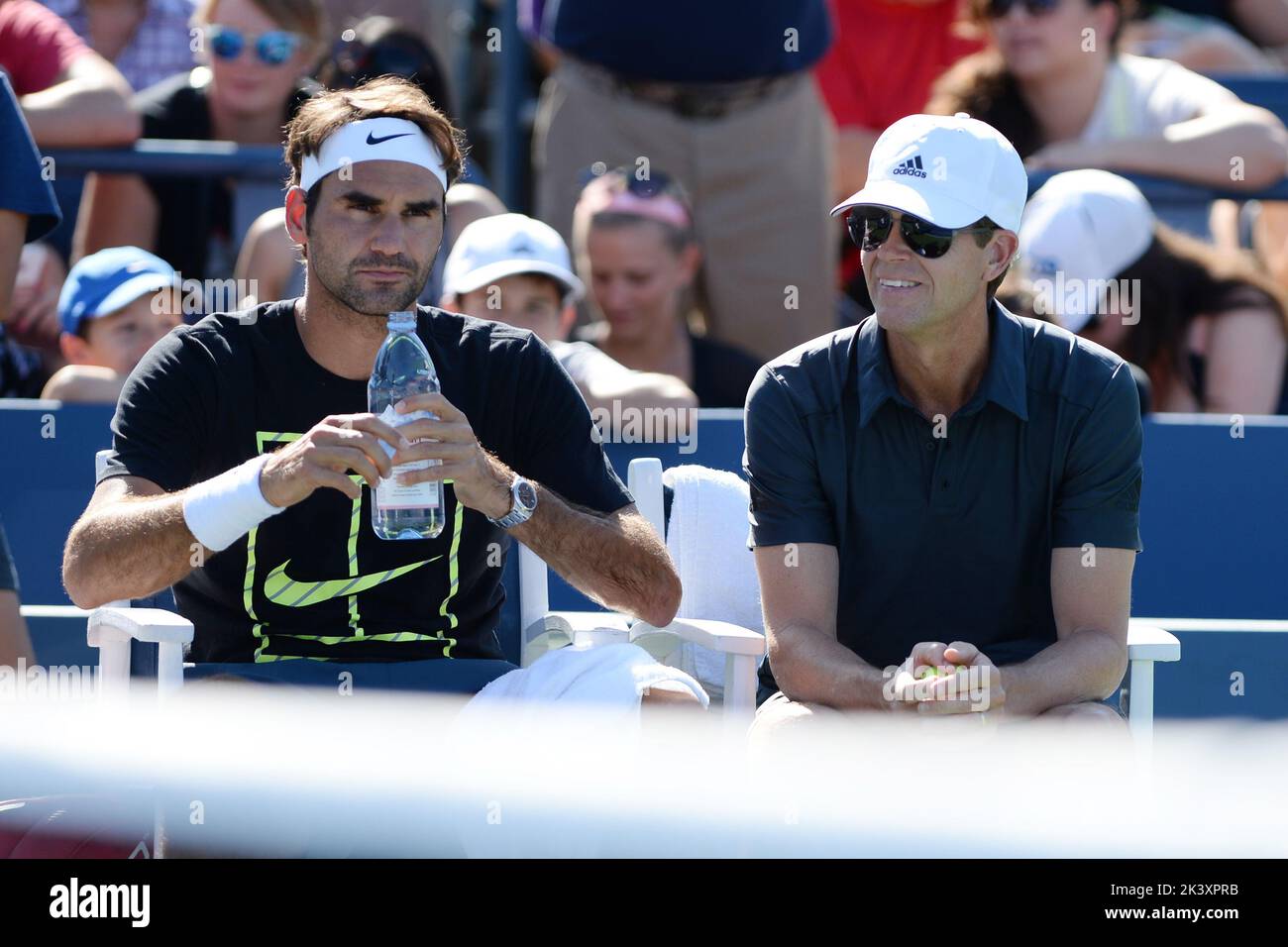 FLUSHING MEADOWS, NY - 28 agosto: Roger Federer, Severin Luthi pratiche sul Centre Court come durante il 2015 US Open a USTA Billie Jean King National Tennis Center il 28 agosto 2015 a Flushing Meadows, New York Persone: Roger Federer, Severin Luthi Foto Stock