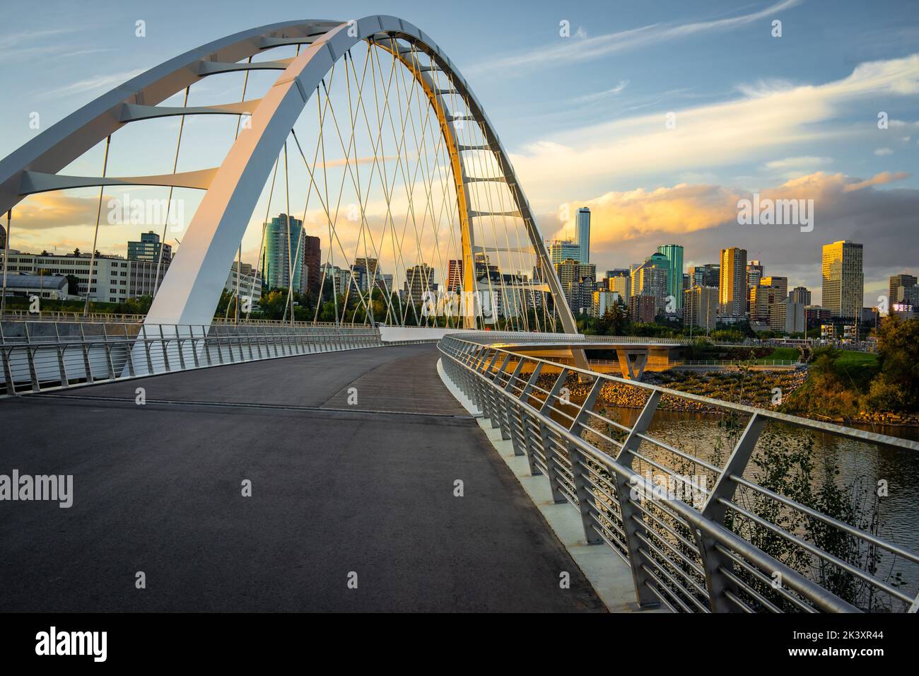 Ponte sospeso con Edmonton, Alberta, Canada skyline al crepuscolo Foto Stock