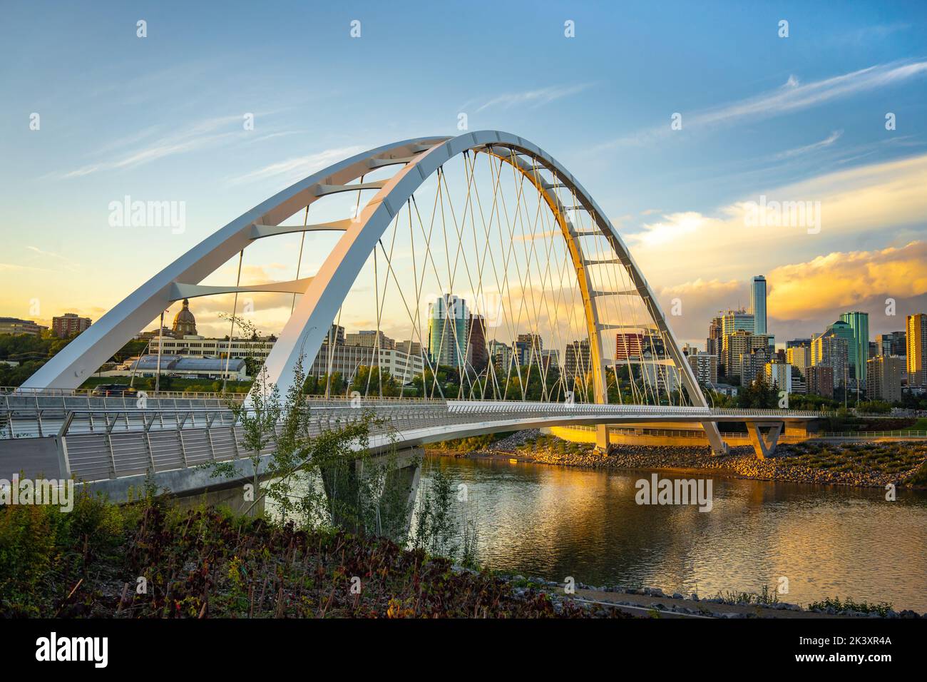 Ponte sospeso con Edmonton, Alberta, Canada skyline al crepuscolo Foto Stock