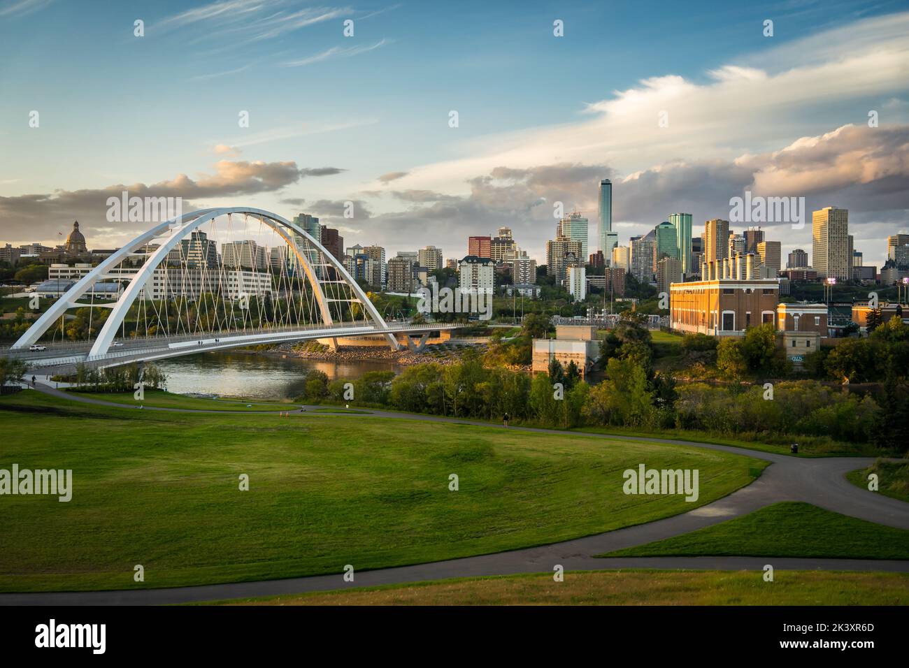 Ponte sospeso con Edmonton, Alberta, Canada skyline al crepuscolo Foto Stock